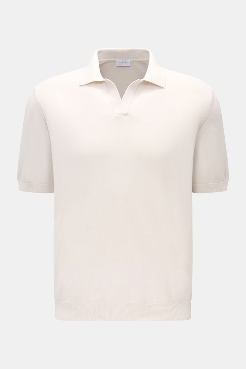Frontal abgebildetes 04651/ A trip in a bag Kurzarm-Strickpolo 'Johnny' creme aus reiner Baumwolle, Regular Fit, weicher Griff, feines Strickbild, klassischer Polokragen, komfortable Rippbündchen – ideal für legere Frühlingslooks.