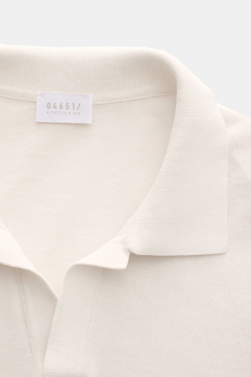 04651/ A trip in a bag Kurzarm-Strickpolo 'Johnny' creme in Nahaufnahme von oben, feines Strickbild, Polokragen, Rippbündchen, Baumwolle, Regular Fit.
