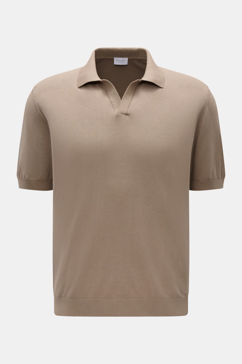 04651/ A trip in a bag Kurzarm-Strickpolo 'Johnny' taupe, frontale Nahaufnahme, reine Baumwolle, weicher Griff, feines Strickbild, Regular Fit, Polokragen, Rippbündchen, ideal für legere Frühlingslooks.