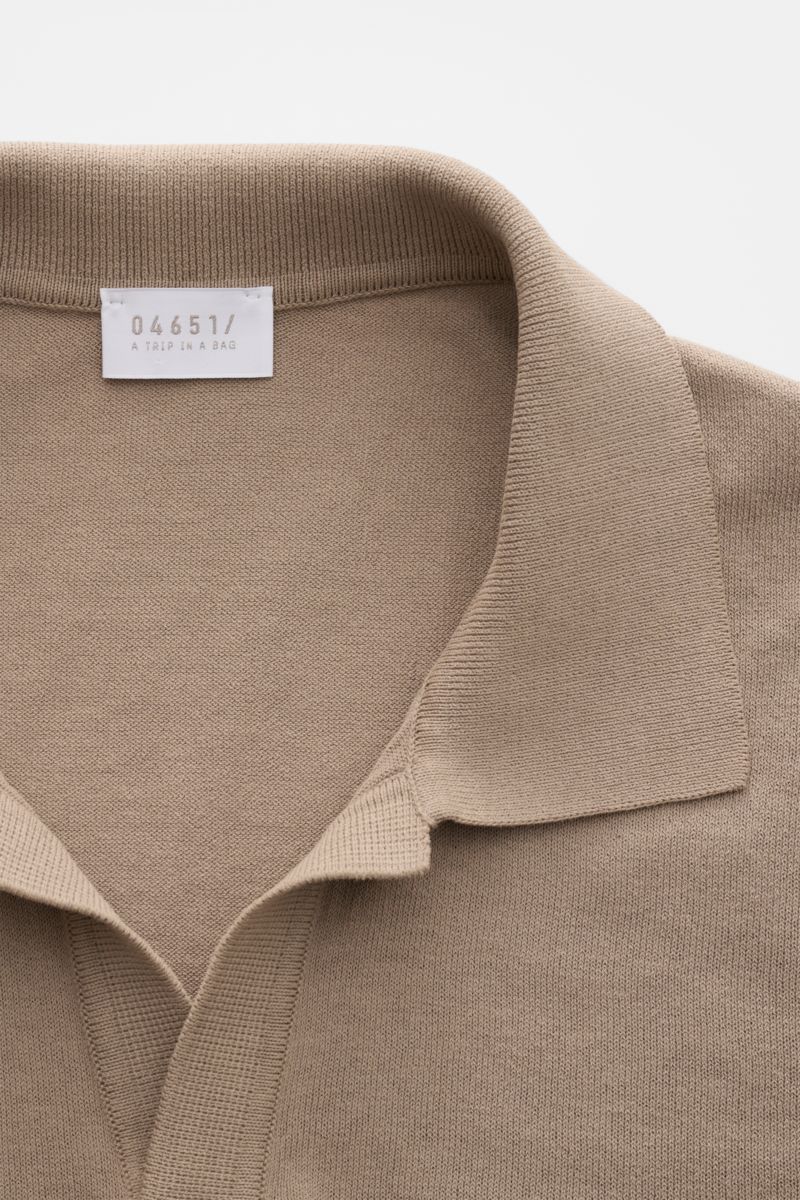 Nahaufnahme des taupefarbenen 04651/ A trip in a bag Kurzarm-Strickpolo 'Johnny' mit klassischem Polokragen, weichem Griff und feinem Strickbild, fotografiert von oben für legere Frühlingslooks aus reiner Baumwolle im Regular Fit mit komfortablen Rippbünd