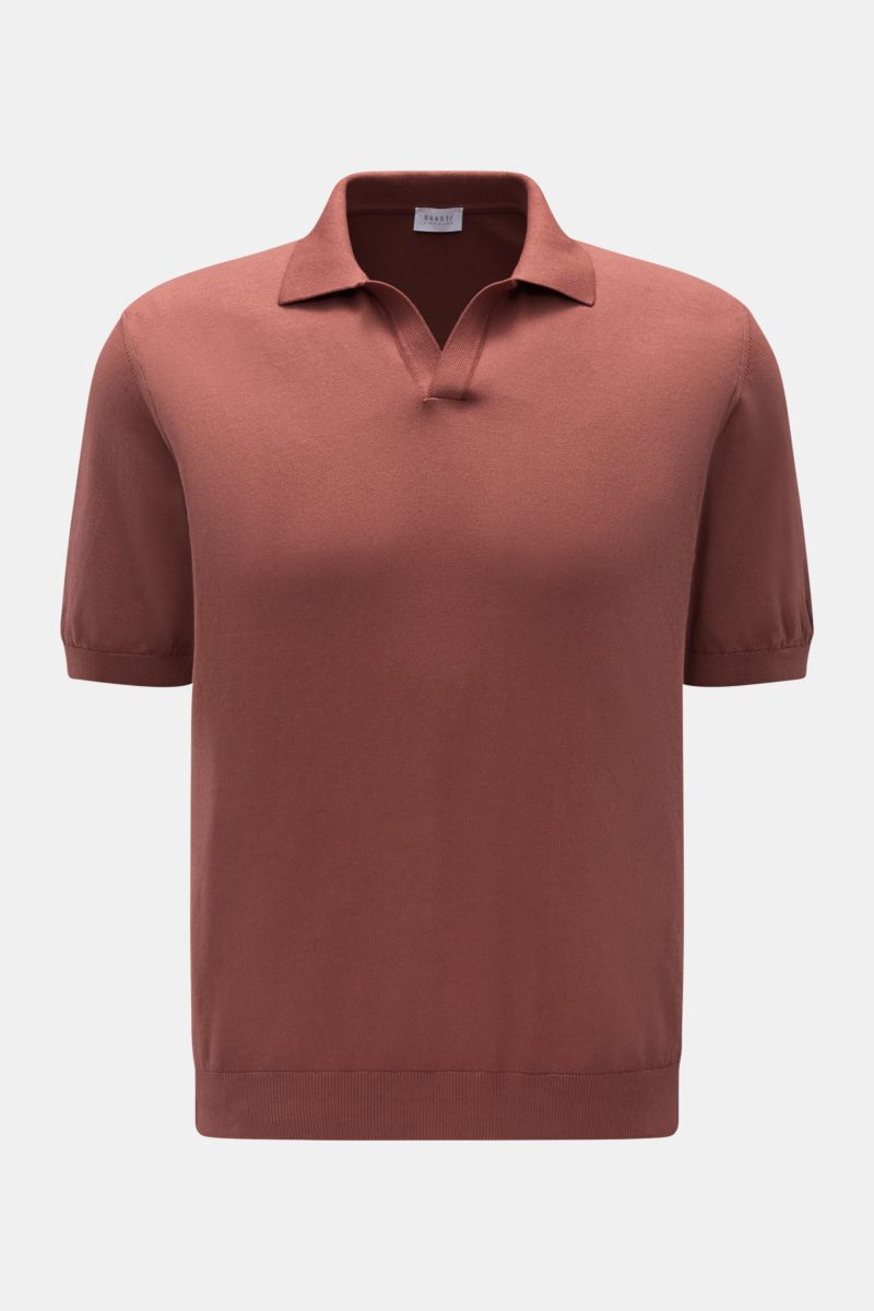 Frontale Nahaufnahme des 04651/ A trip in a bag Kurzarm-Strickpolo 'Johnny' rostbraun, reine Baumwolle, weicher Griff, feines Strickbild, Regular Fit, klassischer Polokragen, komfortable Rippbündchen, ideal für legere Frühlingslooks.