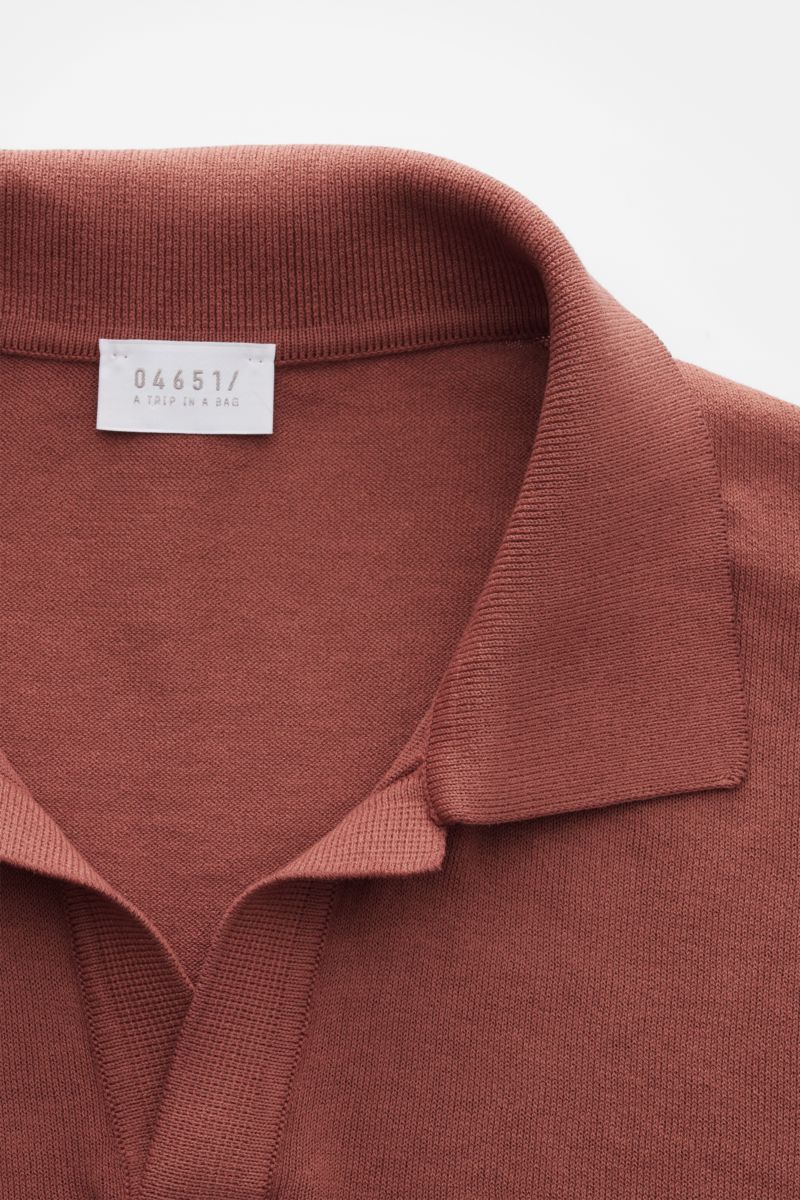 04651/ A trip in a bag Kurzarm-Strickpolo 'Johnny' rostbraun, Detailaufnahme von oben, reine Baumwolle, weicher Griff, feines Strickbild, Polokragen, Rippbündchen, Regular Fit
