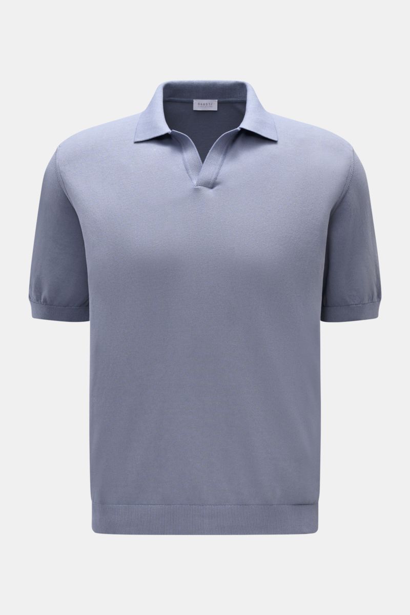 04651/ A trip in a bag Kurzarm-Strickpolo 'Johnny' lavendel, frontal, reine Baumwolle, weicher Griff, feines Strickbild, Regular Fit, Polokragen, Rippbündchen.