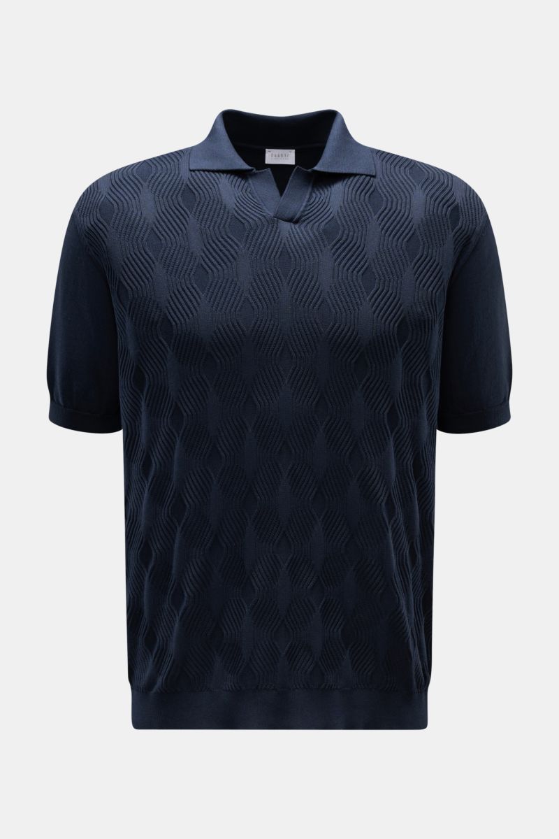 04651/ A trip in a bag Kurzarm-Strickpolo 'Jacquard Johnny' navy, frontal fotografiert mit feinem Jacquard-Muster, klassischem Polokragen, Oversized Fit, reine Baumwolle, weicher Griff, offene Kragenleiste.
