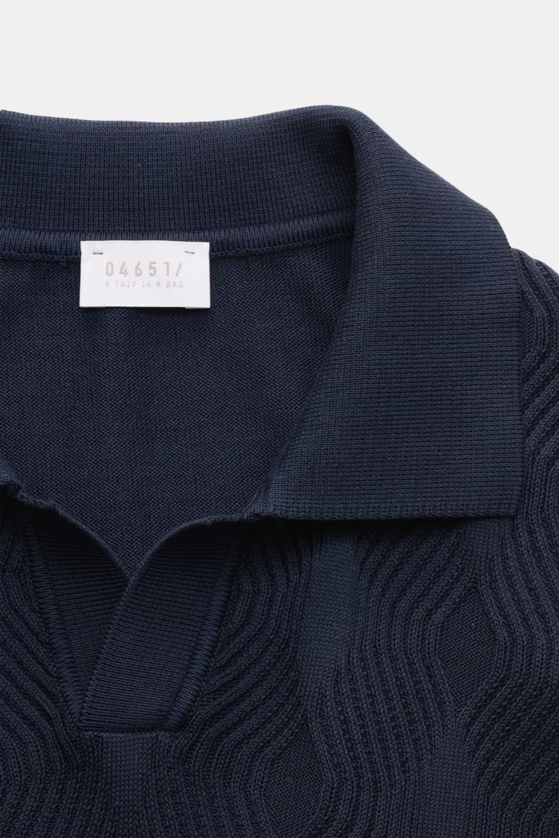 04651/ A trip in a bag Kurzarm-Strickpolo 'Jacquard Johnny' navy, Nahaufnahme von oben, Jacquard-Muster, Baumwolle, Oversized Fit, offener Kragen.