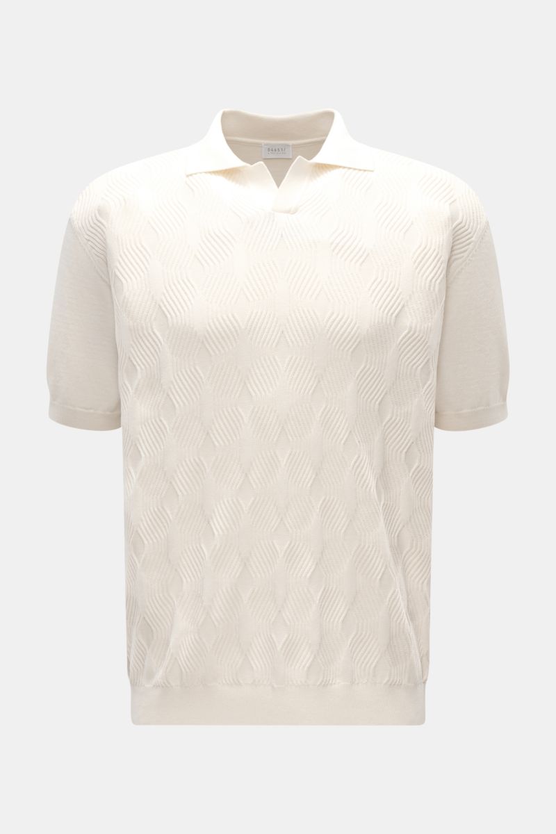Frontansicht des 04651/ A trip in a bag Kurzarm-Strickpolo 'Jacquard Johnny' creme aus reiner Baumwolle mit feinem Jacquard-Muster, klassischem Polokragen, offener Kragenleiste und Oversized Fit, weicher Griff.