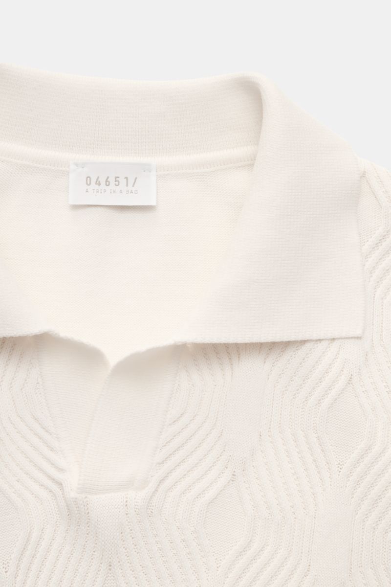 04651/ A trip in a bag Kurzarm-Strickpolo 'Jacquard Johnny' creme, Nahaufnahme von oben, Jacquard-Muster, Polokragen, Baumwolle, Oversized Fit.
