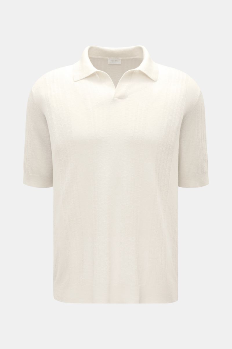 Frontale Nahaufnahme des 04651/ A trip in a bag Kurzarm-Strickpolo 'Johnny' creme mit klassischem Polokragen, offener Kragenleiste, feinem Strukturstrick-Streifenmuster, Oversized Fit und Rippbündchen aus Leinen-Baumwoll-Mix.