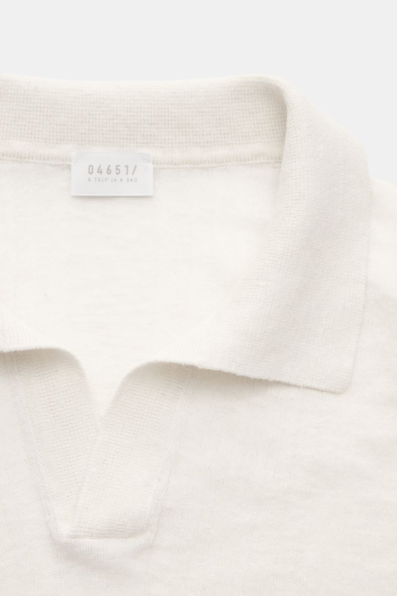 04651/ A trip in a bag Kurzarm-Strickpolo 'Johnny' creme, Nahaufnahme von offenem Polokragen, feines Strukturstrick-Streifenmuster, Oversized Fit.