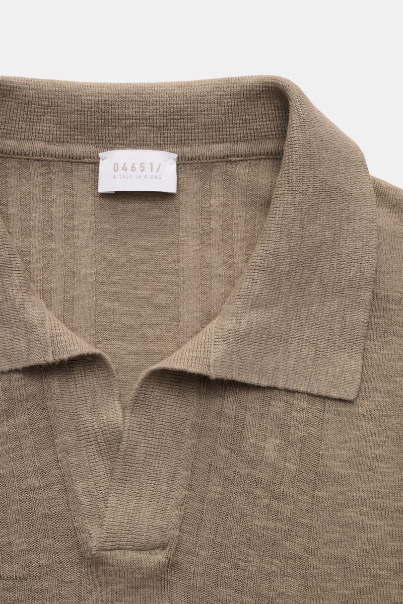 Nahaufnahme von 04651/ A trip in a bag Kurzarm-Strickpolo 'Johnny' taupe mit klassischem Polokragen, offener Kragenleiste und feinem Streifenstrukturstrick.