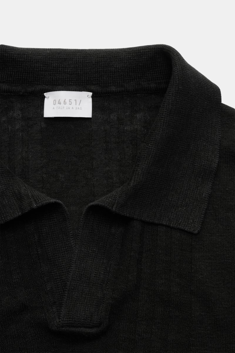04651/ A trip in a bag Kurzarm-Strickpolo 'Johnny' schwarz, Front nah, Leinen-Baumwollmix, feines Streifen-Strickmuster, klassischer Polokragen, offene Kragenleiste.