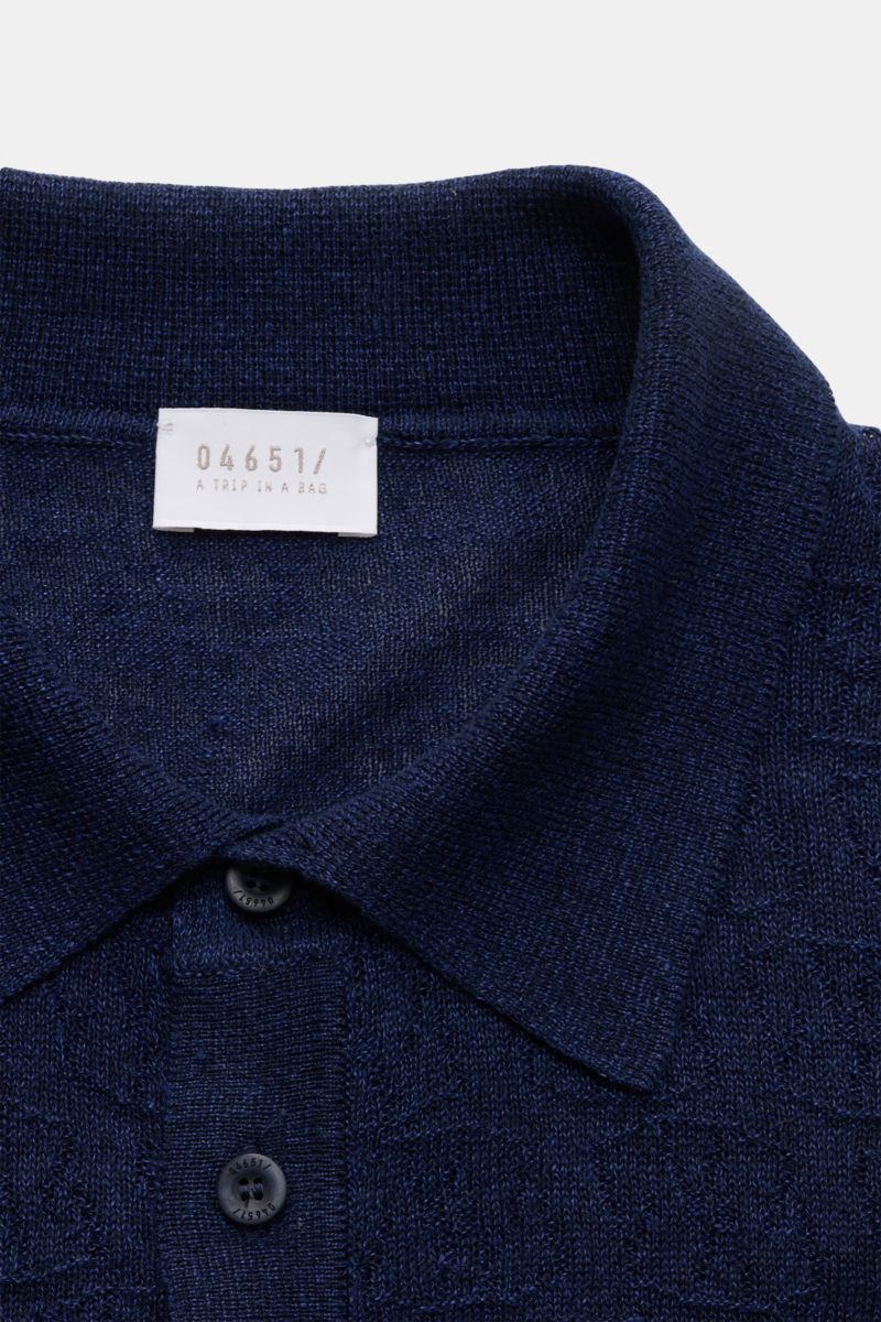04651/ A trip in a bag Kurzarm-Strickpolo 'Hansen' navy, Frontaufnahme, feiner Jacquard-Strick, klassischer Polokragen, Oversized Fit, Leinen-Baumwoll-Mix, leicht griffig.