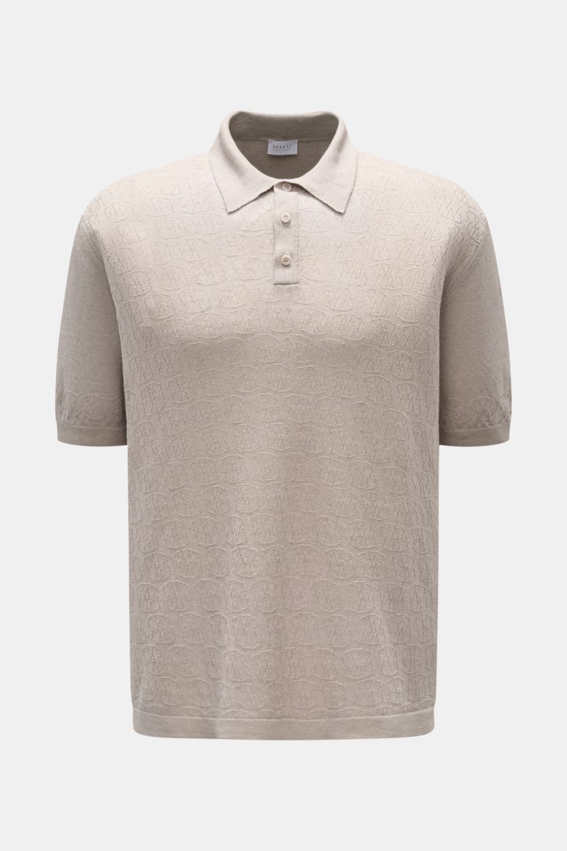 04651/ A trip in a bag Kurzarm-Strickpolo 'Hansen' hellgrau, frontal fotografiert, mit klassischem Polokragen, feinem Jacquard-Muster, Oversized Fit, Leinen-Baumwoll-Mix.