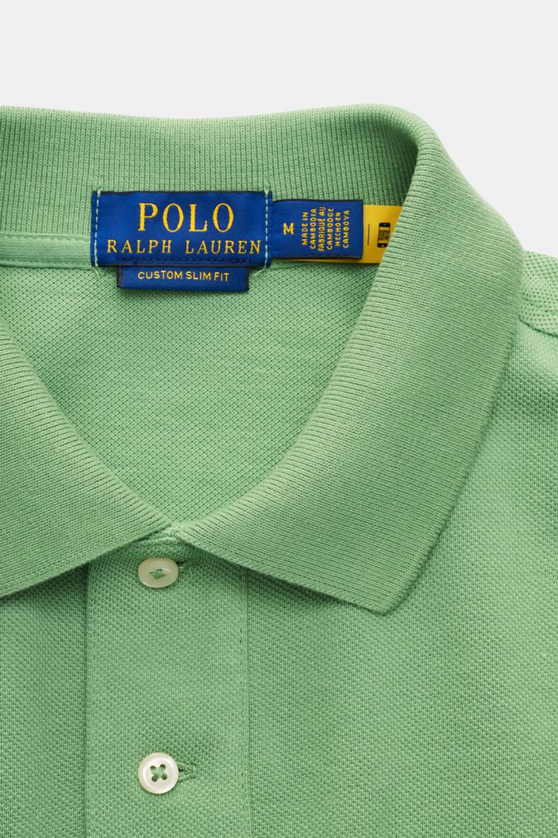 Polo Ralph Lauren Poloshirt mintgrün aus Baumwoll-Piqué, Slim Fit, mit Polokragen, Zwei-Knopf-Leiste, elastischen Ärmelbündchen, seitlichen Saumschlitzen, fotografiert von oben.