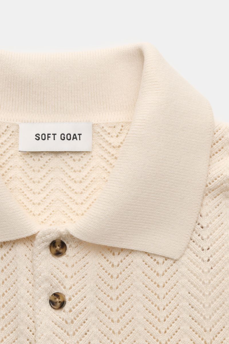 Soft Goat Kurzarm-Strickpolo creme in Nahaufnahme von oben, Strukturstrick, Baumwolle-Cashmere, Slim Fit, Polokragen mit drei Knöpfen.