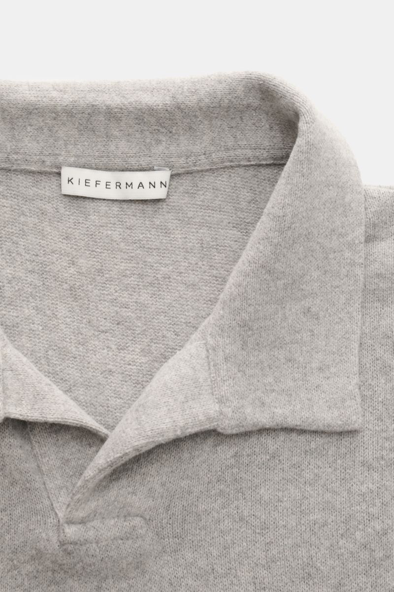 Kiefermann Longsleeve-Poloshirt 'Tonin' grau meliert, Detailaufnahme von oben, schlichter Polokragen, offene Kragenleiste, weiche angeraute Jersey-Baumwolle.