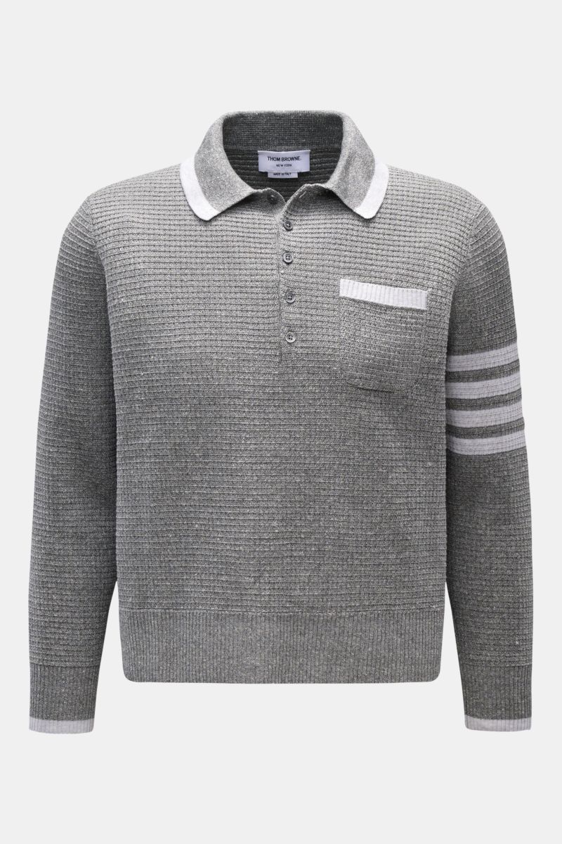 Front view of Thom Browne Strickpolo grau meliert in grey melange, featuring a knitted polo collar, five-button placket, chest pocket, and contrast ribbed cuffs and stripes on sleeve.

Description incorporating provided content: Vielseitiger Style-Favorit