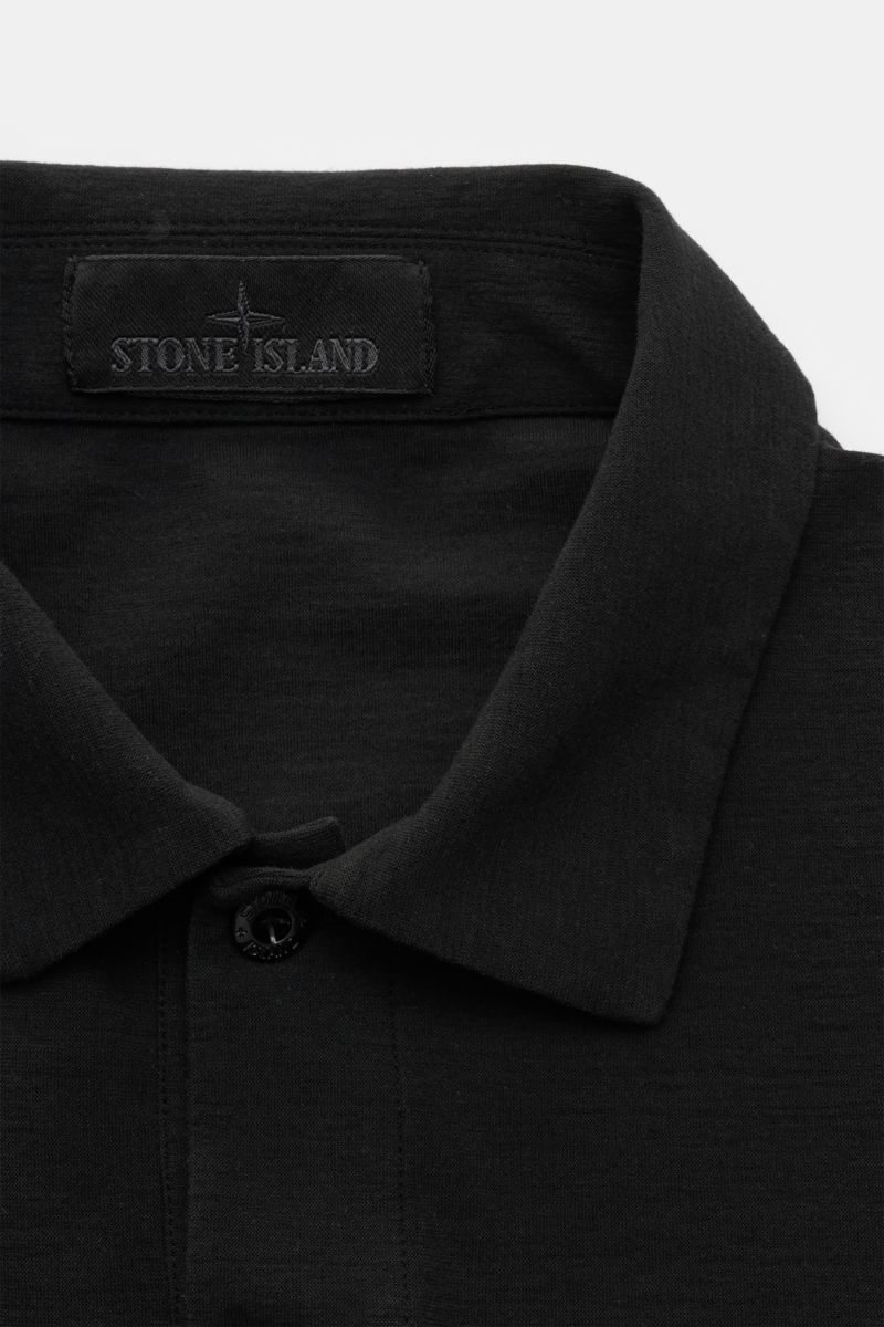 Stone Island Longsleeve-Poloshirt 'Ghost Piece' schwarz, close-up von oben, Polokragen, Zwei-Knopf-Leiste, tonales Logo, reine Baumwolle, extra slim fit.