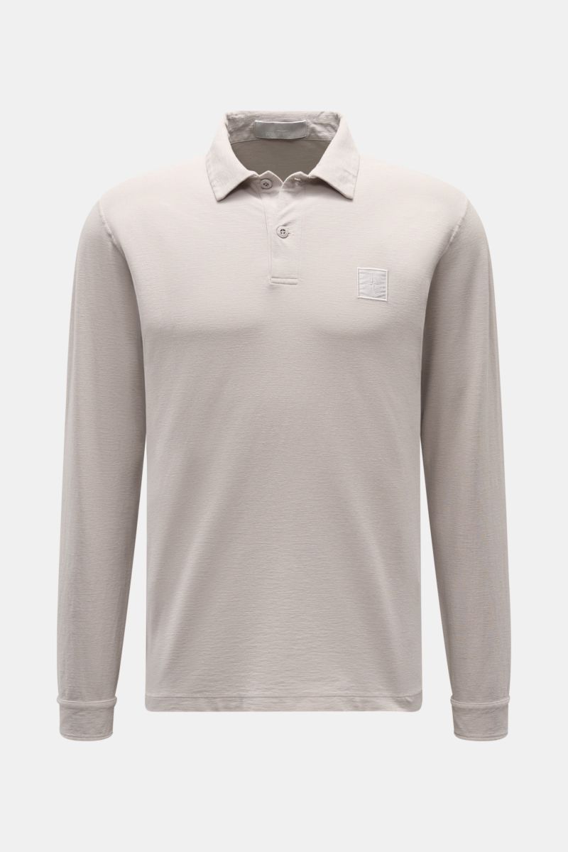 Stone Island Longsleeve-Poloshirt 'Ghost Piece' grau, frontale Nahaufnahme, extra Slim Fit, reine Baumwolle, tonales Kompasslogo, Polokragen, zwei Knöpfe.