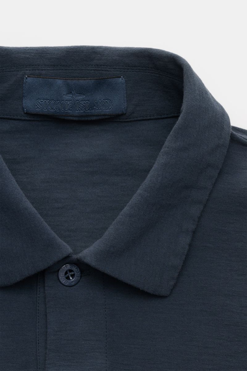 Stone Island Longsleeve-Poloshirt 'Ghost Piece' graublau, Nahaufnahme von Polokragen, Zwei-Knopf-Leiste, tonalem Weblabel, reine Baumwolle.