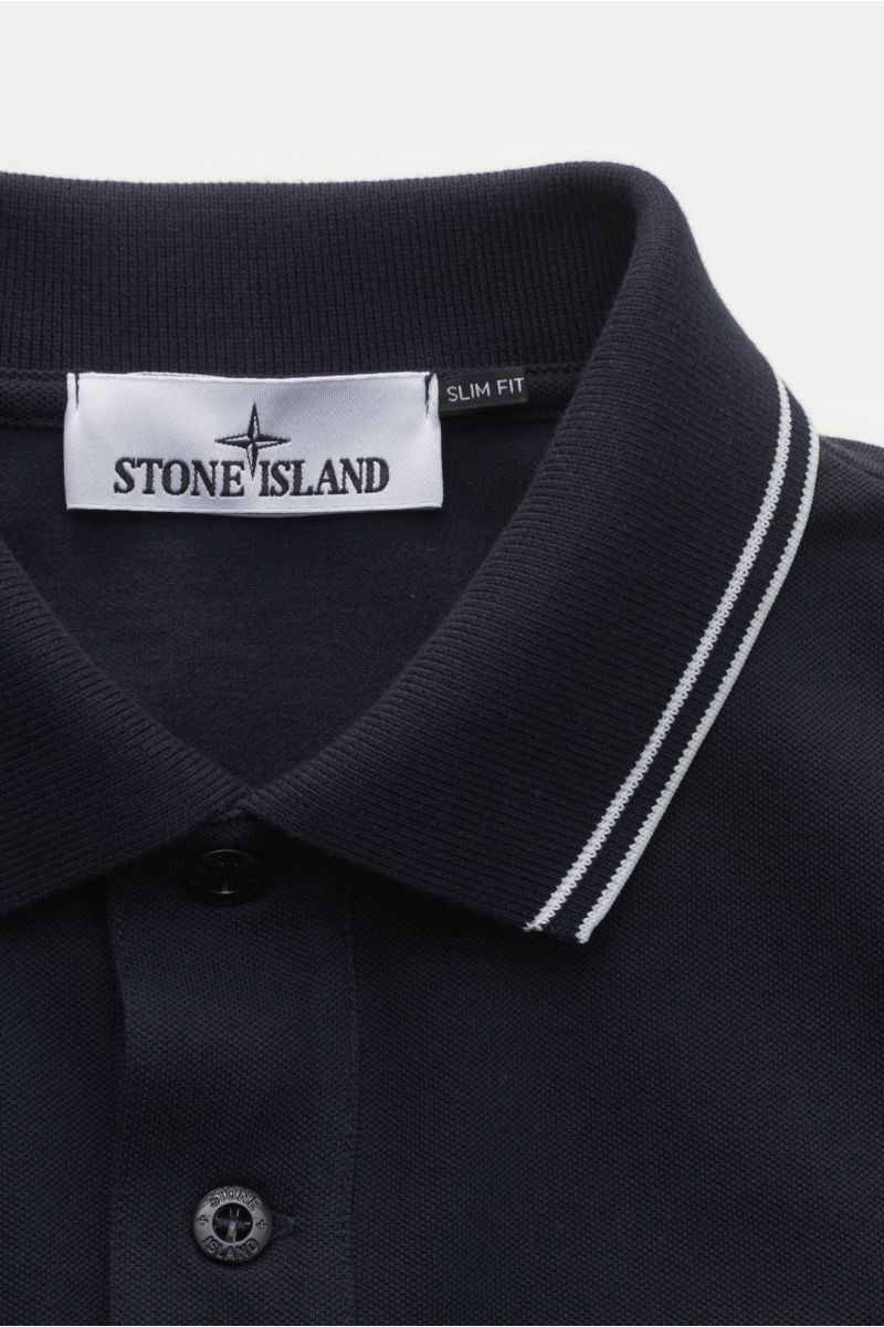 Stone Island Longsleeve-Poloshirt dark navy in Nahaufnahme von oben, Piqué-Jersey, Polokragen mit Kontraststreifen, Slim Fit, Knopfleiste.