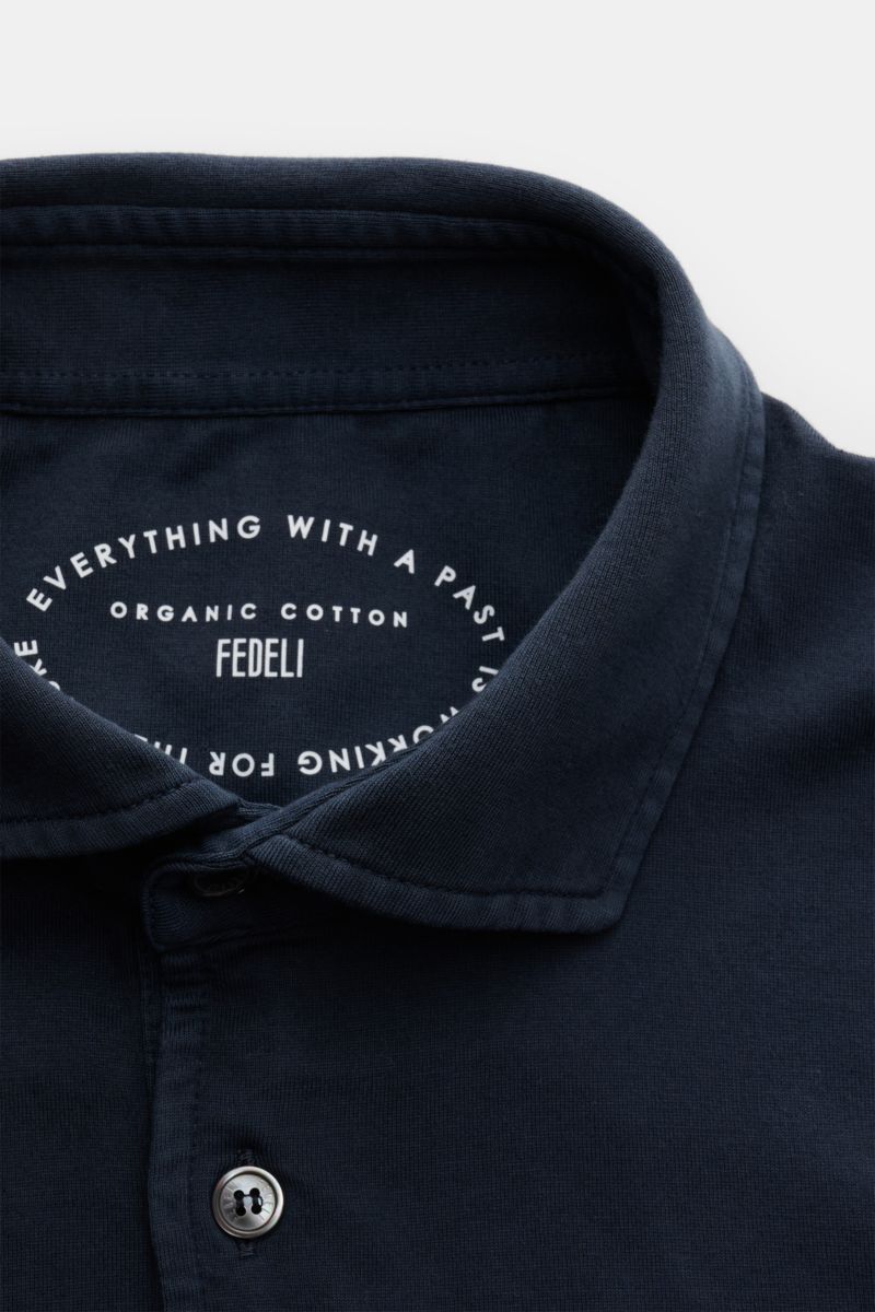 Close-up front view of the Fedeli Jersey Longsleeve-Poloshirt 'Zero' navy showing the collar and pearly buttons, made from soft, sustainable Giza cotton jersey.

Sanfter und seidiger Griff – reine Giza-Baumwolle zu komfortablem Jersey verarbeitet macht