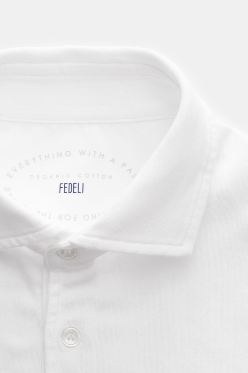 Fedeli Jersey Longsleeve-Poloshirt weiß, sanfter Griff, Giza-Baumwolle, Slim Fit, Polokragen mit Perlmuttknöpfen, Nahaufnahme von oben.