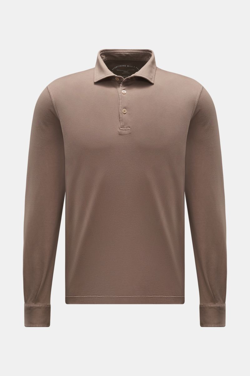 Front view of the Fedeli Jersey Longsleeve-Poloshirt 'Zero' taupe, made from smooth, soft sustainable Giza organic cotton jersey with a slim fit, garment dyed finish, classic polo collar, three mother-of-pearl buttons, sport cuffs, and side hem slits. 