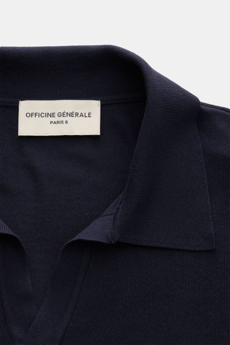 Officine Générale Strickpolo 'Simone' navy in Nahaufnahme von oben, Lyocell-Wolle, feines Strickbild, Regular Fit, Polokragen, Rippbündchen, weich.