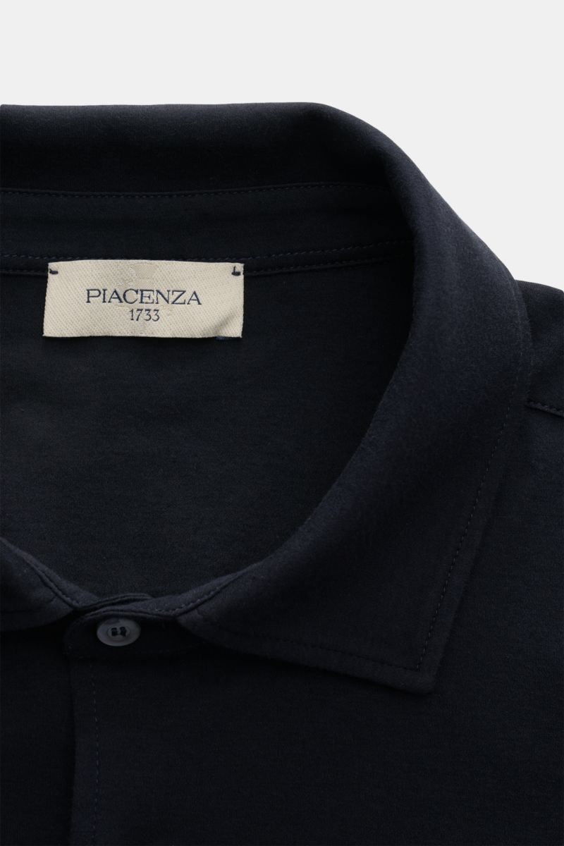 Close-up front view of the Piacenza 1733 Jersey shirt slim collar dark navy, showing collar and label on soft pure cotton fabric.

Luxurious comfort for everyday wear: This jersey shirt from PIACENZA 1733, made from soft cotton, combines stylish design
