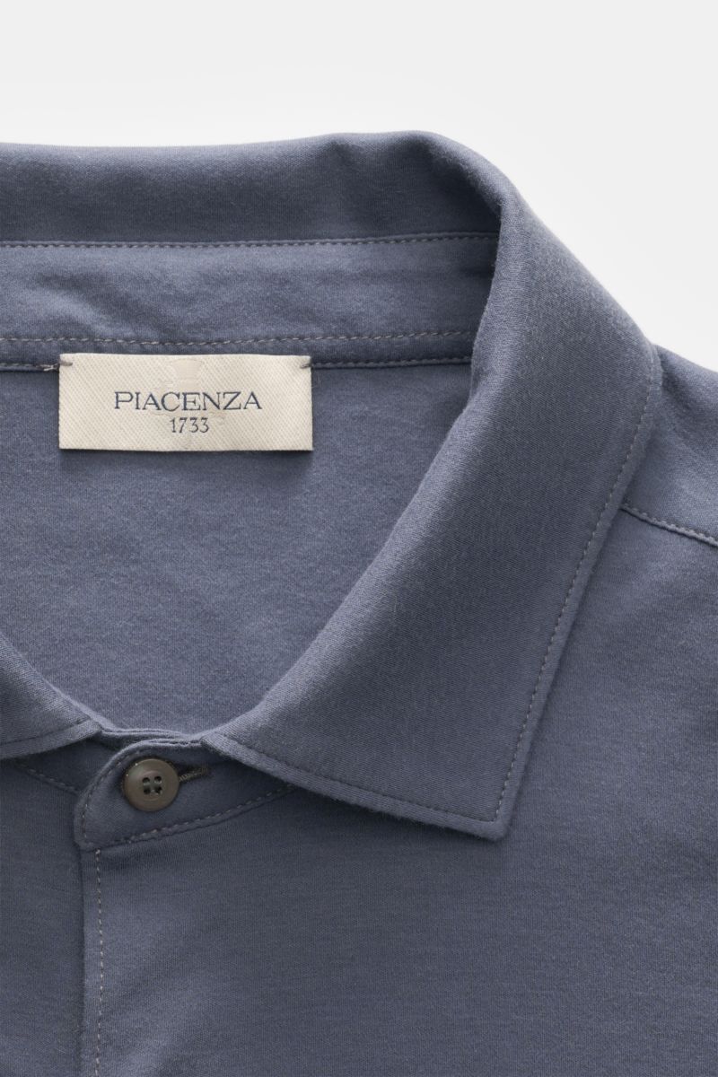 Piacenza 1733 Jersey-Hemd schmaler Kragen graublau, Detailaufnahme von oben, Jersey aus reiner Baumwolle, Slim Fit, weicher Griff, glatte Knopfleiste.