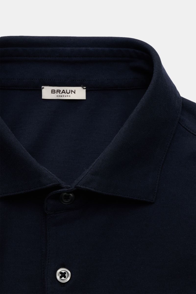 Close-up front view of the BRAUN Hamburg Jersey long sleeve polo shirt navy showing the shark collar and three-button placket.

Description: 
Sporty style for the new season: BRAUN HAMBURG has processed pure cotton into comfortable jersey to make this 