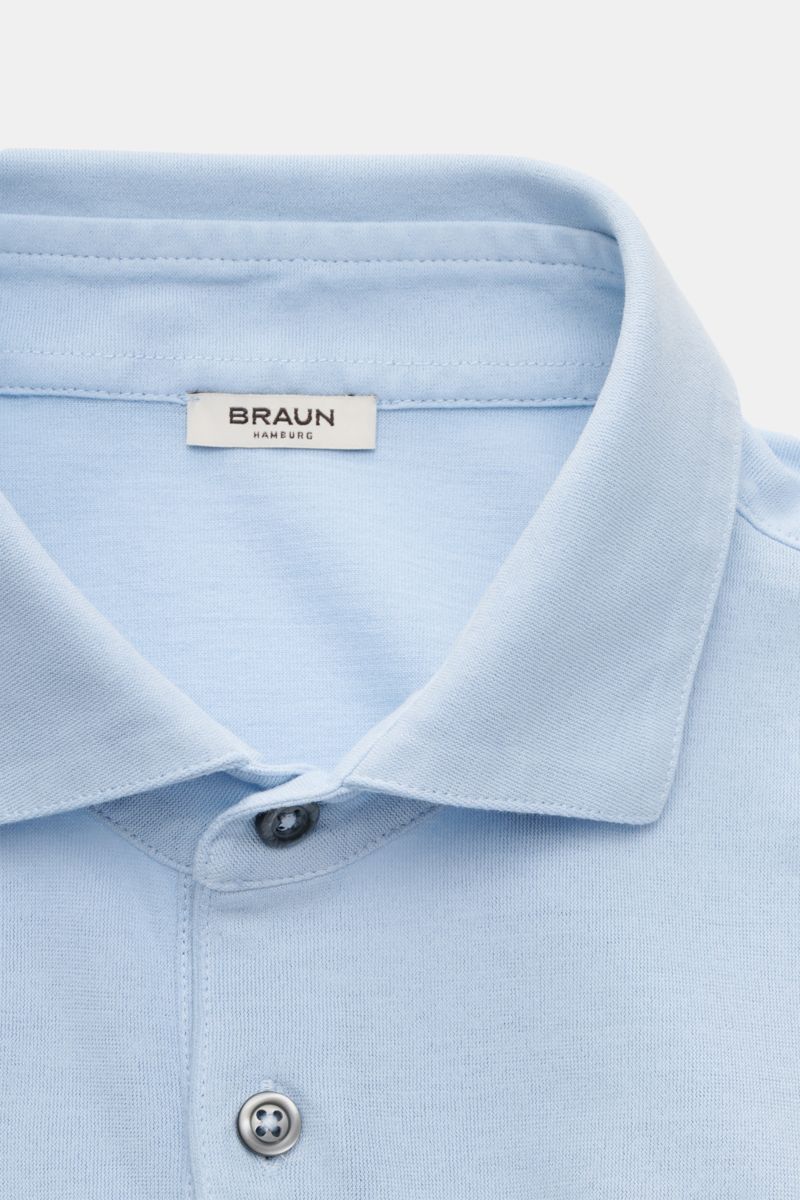 Gran Sasso Jersey Longsleeve-Poloshirt hellblau shown from a close-up front perspective, featuring a shark collar, smooth three-button placket, made of cotton jersey with a slightly textured feel, slim fit, classic sport cuffs, and side hem slits. Sportiv