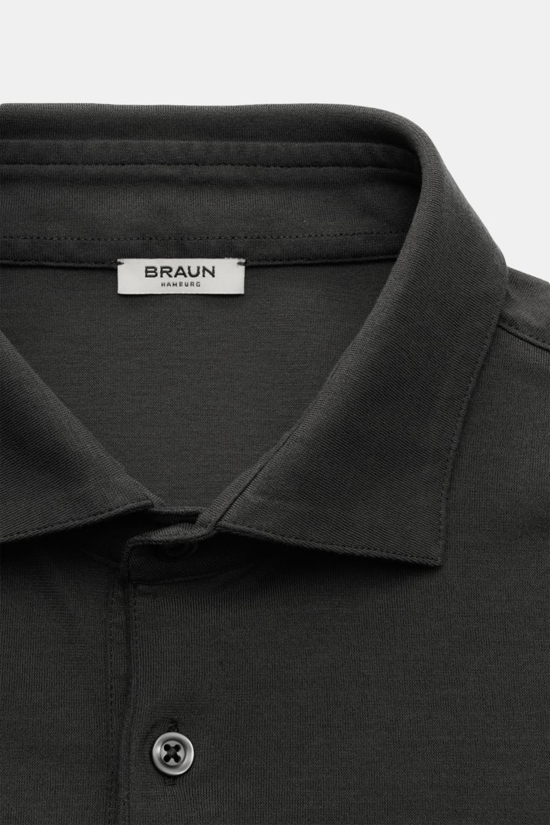Close-up front view of the collar and top buttons of the BRAUN Hamburg Jersey long sleeve polo shirt anthracite, made of cotton jersey, slim fit, shark collar, three-button placket, classic barrel cuffs, and hem with side vents. Sporty style for the new s