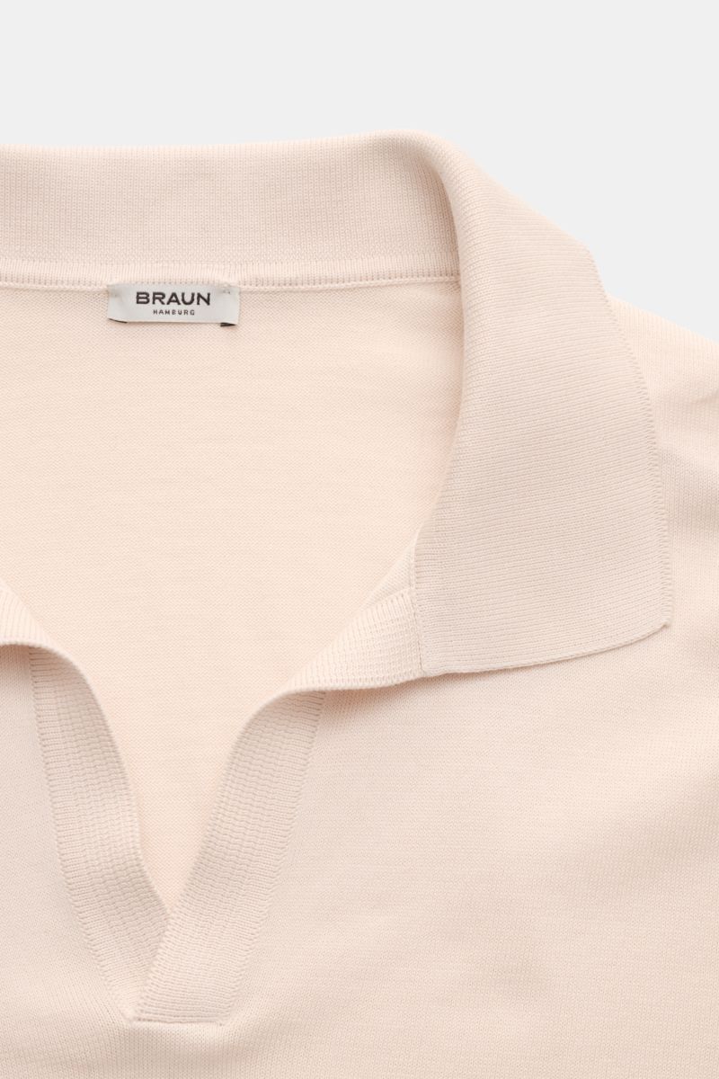 Nahaufnahme von Gran Sasso Strickpolo sand aus leichter Baumwolle, Regular Fit, offenem Kragen, feinem Strickbild, elastischen Rippbündchen.