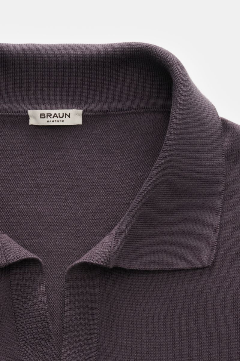 Close-up front view of the BRAUN Hamburg Knit polo shirt anthracite showing the open collar placket and fine knit texture.

Elegant basic for every day: The BRAUN HAMBURG knit polo is an elegant alternative to a jumper – made from lightweight cotton in