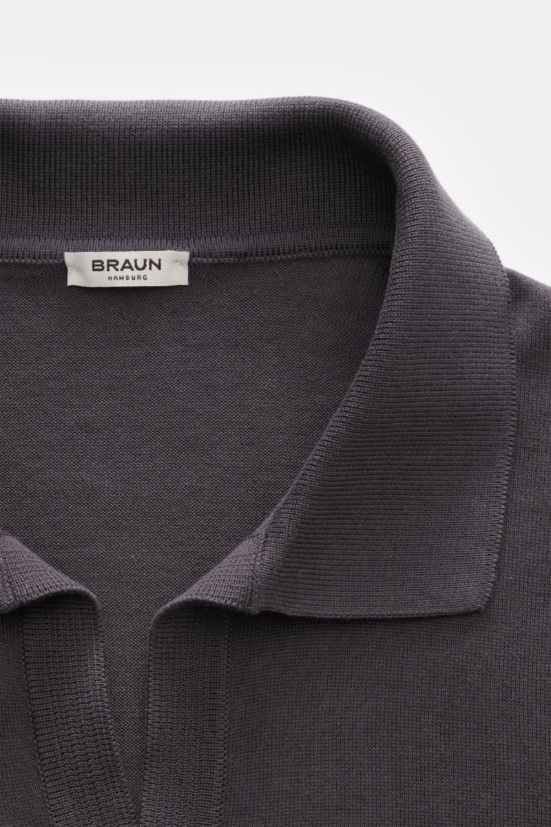 Close-up front view of the BRAUN Hamburg Knit polo shirt anthracite, showing lightweight pure cotton fabric with soft feel, very fine knit, regular fit, open collar strip, signature polo shirt collar, and elasticated ribbed bands. Elegant basic for every 