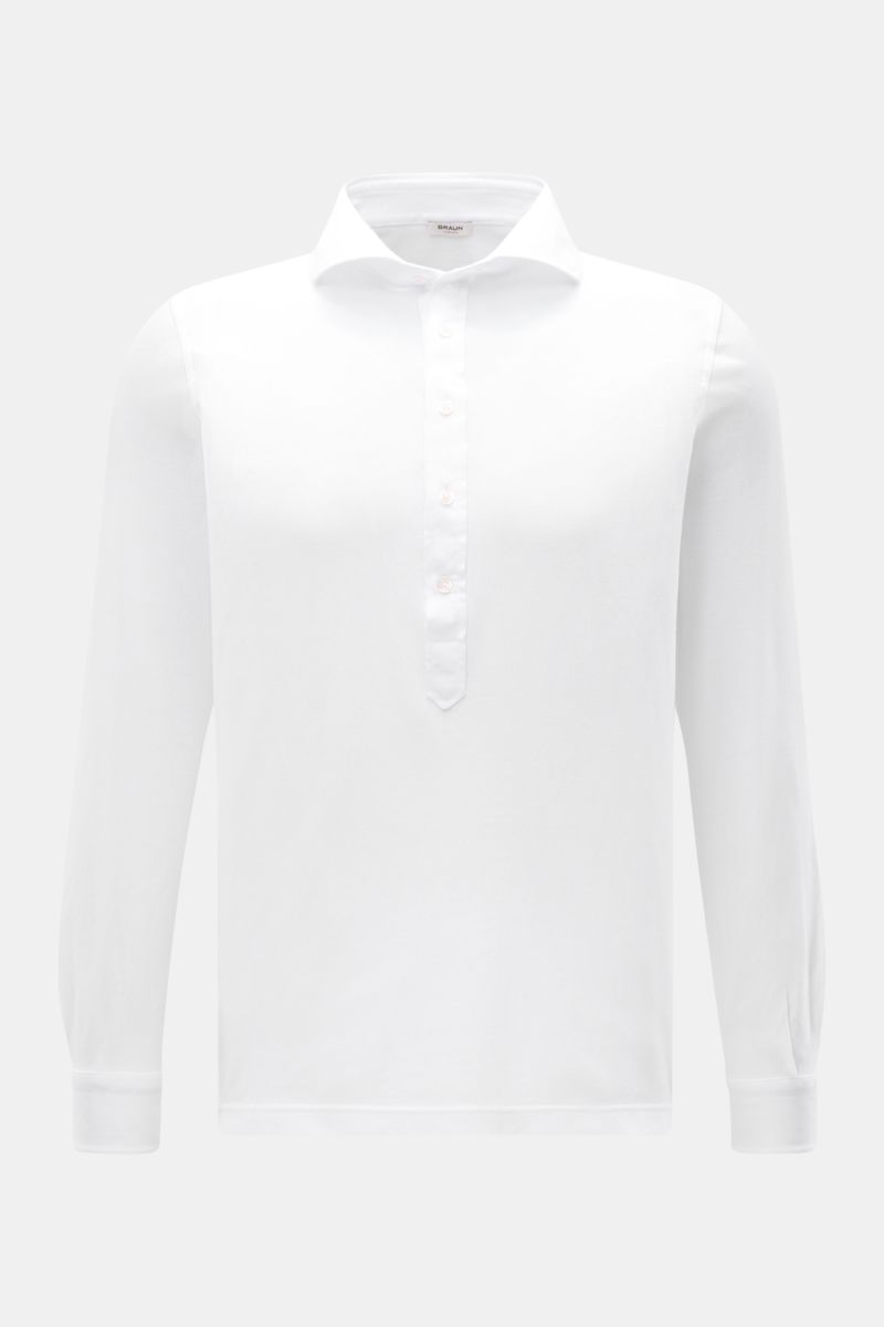 Vorderansicht des weißen BRAUN Hamburg Longsleeve-Poloshirts aus Baumwoll-Piqué mit Haifisch-Kragen, Slim Fit und Fünf-Knopf-Leiste.