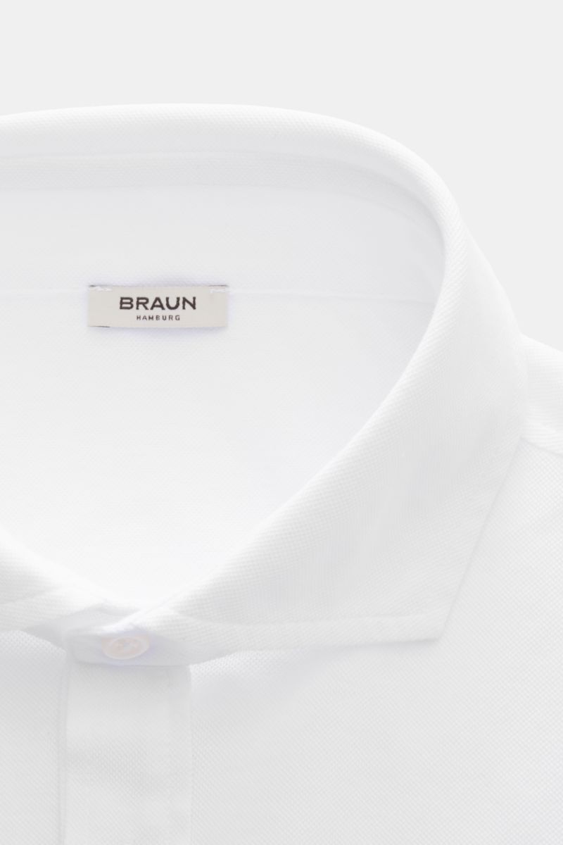 BRAUN Hamburg Longsleeve-Poloshirt weiß, Detailaufnahme Haifisch-Kragen und Fünf-Knopf-Leiste aus Baumwoll-Piqué, Slim Fit.