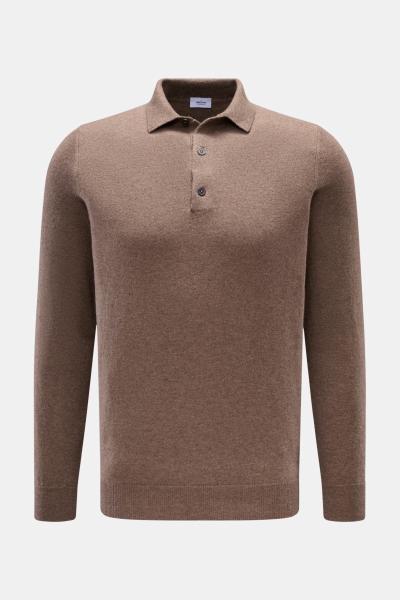 von Braun Cashmere Strickpolo braun, frontale Nahaufnahme, Slim Fit, feines Strickbild, drei Knöpfe, elastische Rippbündchen, reiner, weicher Cashmere