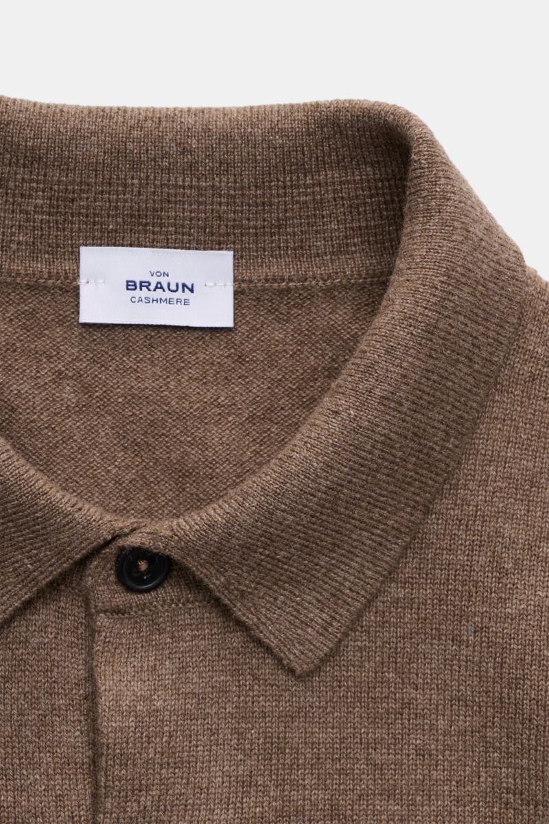 von Braun Cashmere Strickpolo braun, Nahaufnahme von oben auf Polokragen, drei Knöpfe, feines Strickbild, Slim Fit, weicher Griff, elastische Rippbündchen