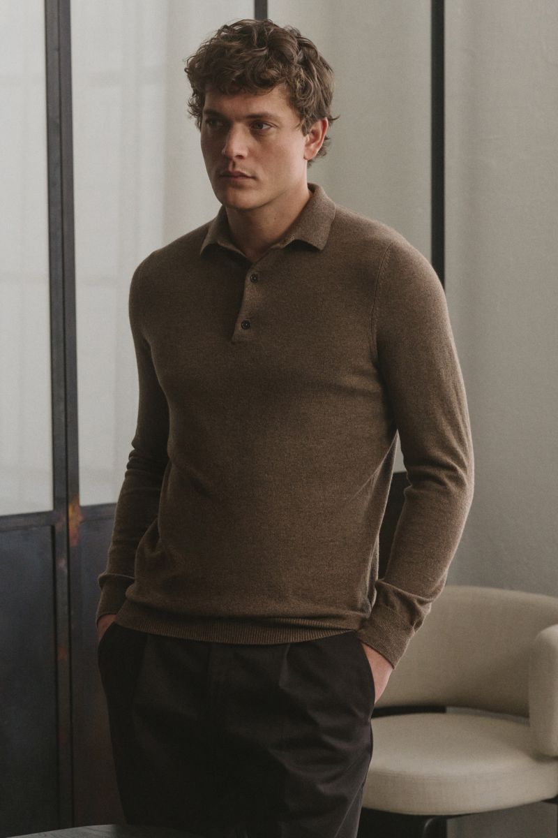 von Braun Cashmere Strickpolo braun in Slim Fit, seitliche Aufnahme eines Mannes mit drei-Knopf-Leiste, elastischen Rippbündchen, feinem Strickbild, weicher Cashmere-Qualität.