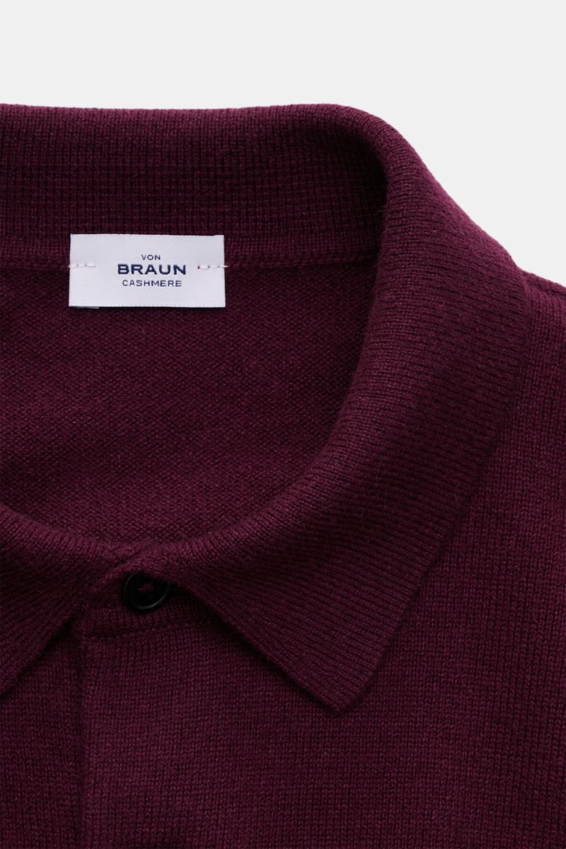 von Braun Cashmere Strickpolo bordeaux in Nahaufnahme, fein gestrickt, Slim Fit, mit typischem Polokragen, Drei-Knopf-Leiste und elastischen Rippbündchen, reiner weicher Cashmere aus der Mongolei.