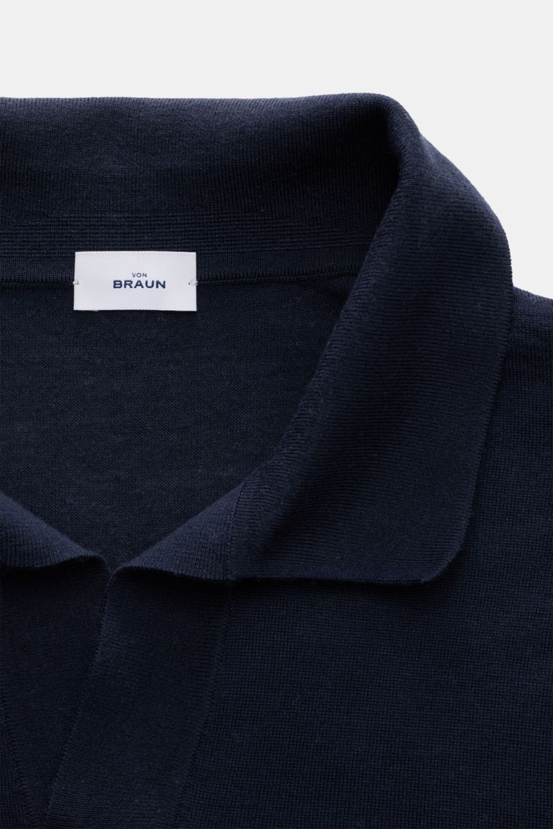 Nahaufnahme des von Braun Merino Strickpolo navy mit offenem Polokragen aus reiner Merinowolle, feinem Strickbild und elastischen Rippbündchen.