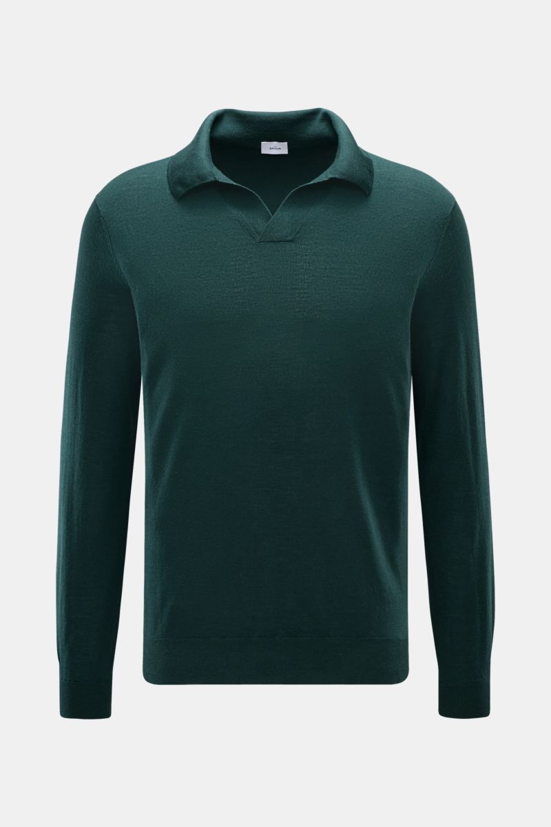 Front view of von Braun Merino knit polo dark green, an elegant basic with open collar placket, pure merino wool, soft feel, very fine knit, regular fit, signature polo collar, open collar strip, and elasticated ribbed bands. An elegant basic for casua