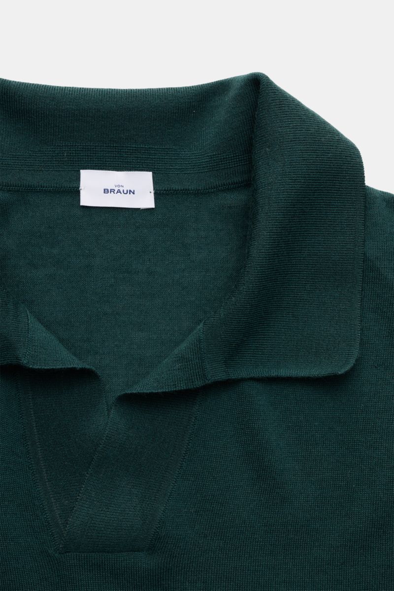 Close-up front view of von Braun Merino knit polo dark green with open collar placket, pure merino wool, soft feel, fine knit, regular fit, signature polo collar, and elasticated ribbed bands. An elegant basic for casual looks: This VON BRAUN knit polo wi