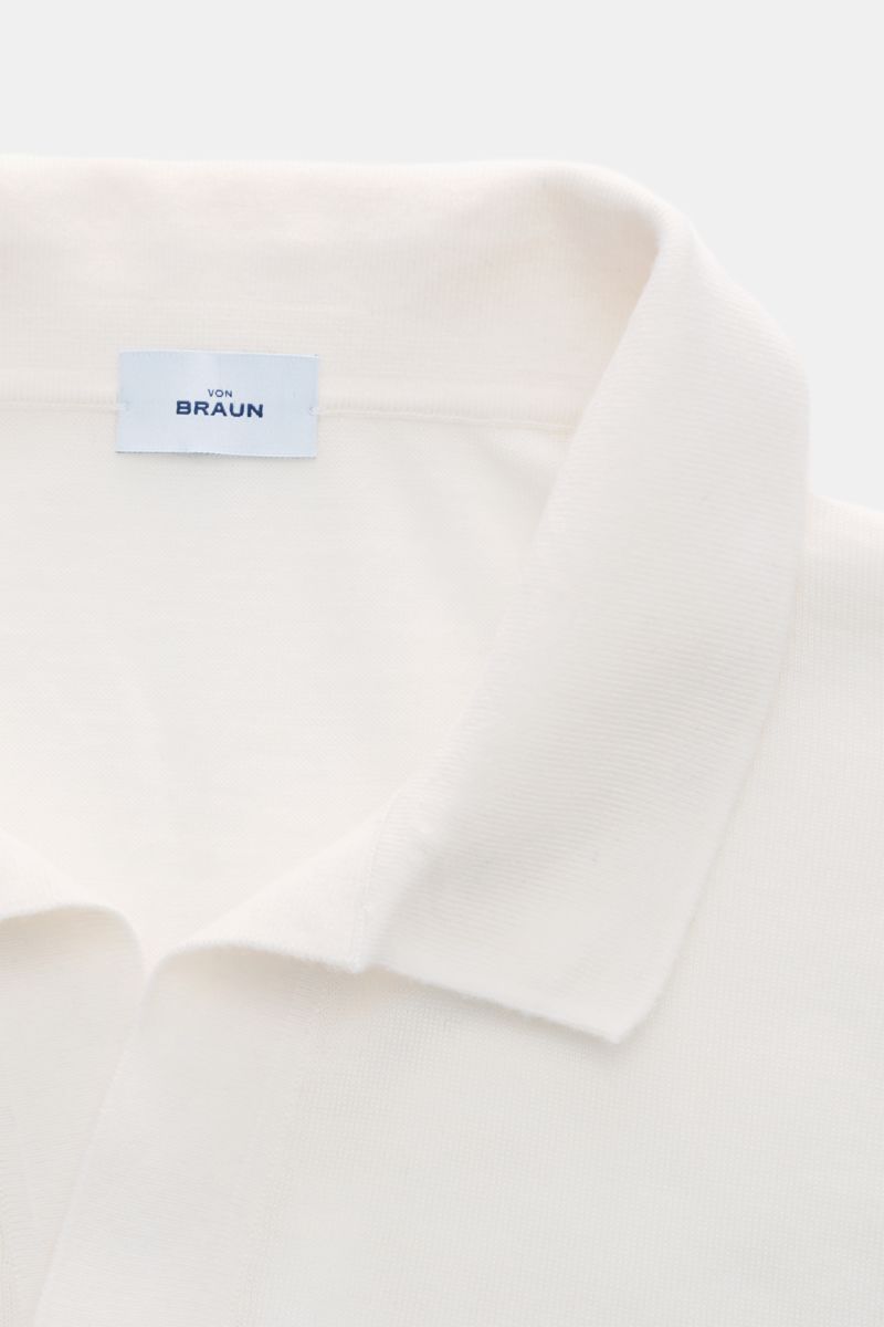 Close-up front view of von Braun Merino knit polo off-white showing open collar placket and fine knit texture, made of pure merino wool with soft feel, regular fit, signature polo collar, elasticated ribbed bands; an elegant basic for casual looks as a sm
