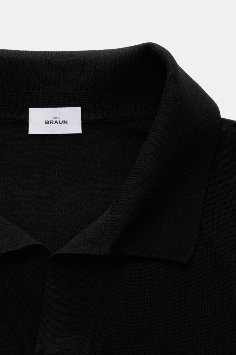 Nahaufnahme von von Braun Merino Strickpolo schwarz mit offenem Polokragen, feinem Strickbild und elastischen Rippbündchen, aus reiner Merinowolle.