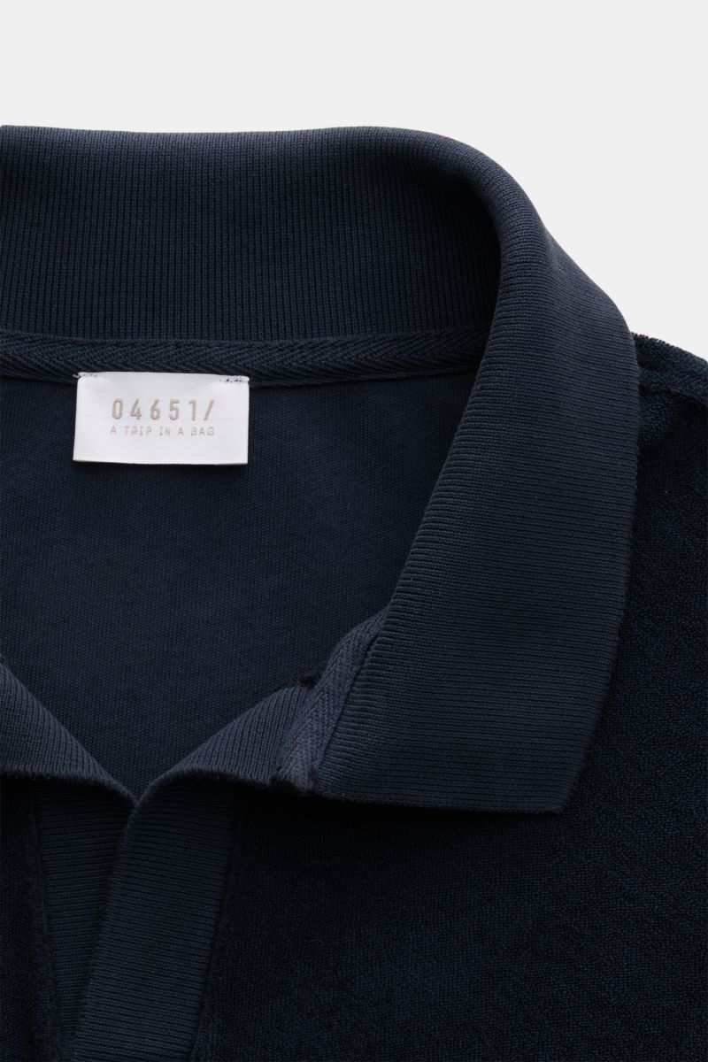 04651/ A trip in a bag Frottee Longsleeve-Poloshirt 'Terry Johnny' navy in Nahaufnahme von oben, Baumwolle, weicher Griff, Regular Fit, Polokragen, offene Leiste, kurze Saumschlitze.