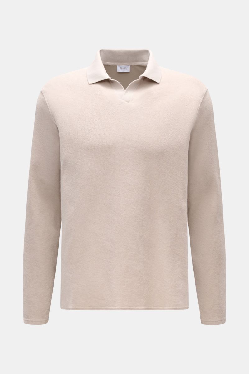 Frontale Aufnahme des 04651/ A trip in a bag Frottee Longsleeve-Poloshirt 'Terry Johnny' beige aus reiner Baumwolle, Regular Fit, mit klassischem Polokragen und offener Kragenleiste, kurzen Saumschlitzen, weichem Griff – Urlaubsgefühl zum Anziehen.